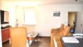Wohnzimmer mit Ledercouchgarnitur, TV u.a.