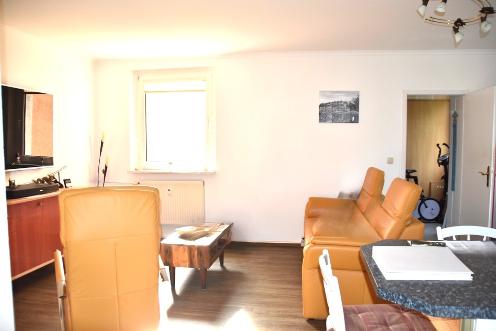 Wohnzimmer mit Ledercouchgarnitur, TV u.a.