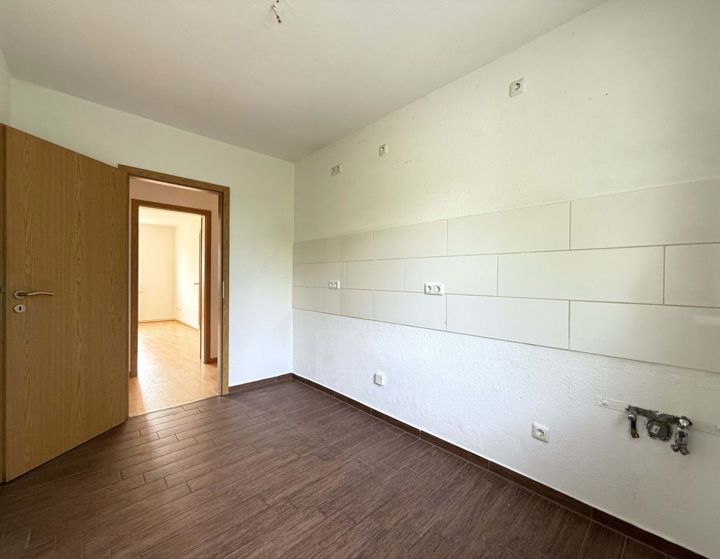 Küche mit Blick in Zimmer 1