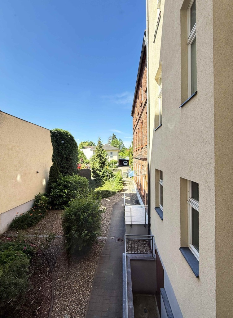 Hofansicht mit Weg zu den Stellplätzen
