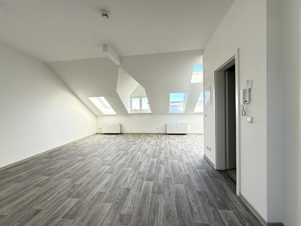 Blick aus Schlafzimmer in Wohnbereich