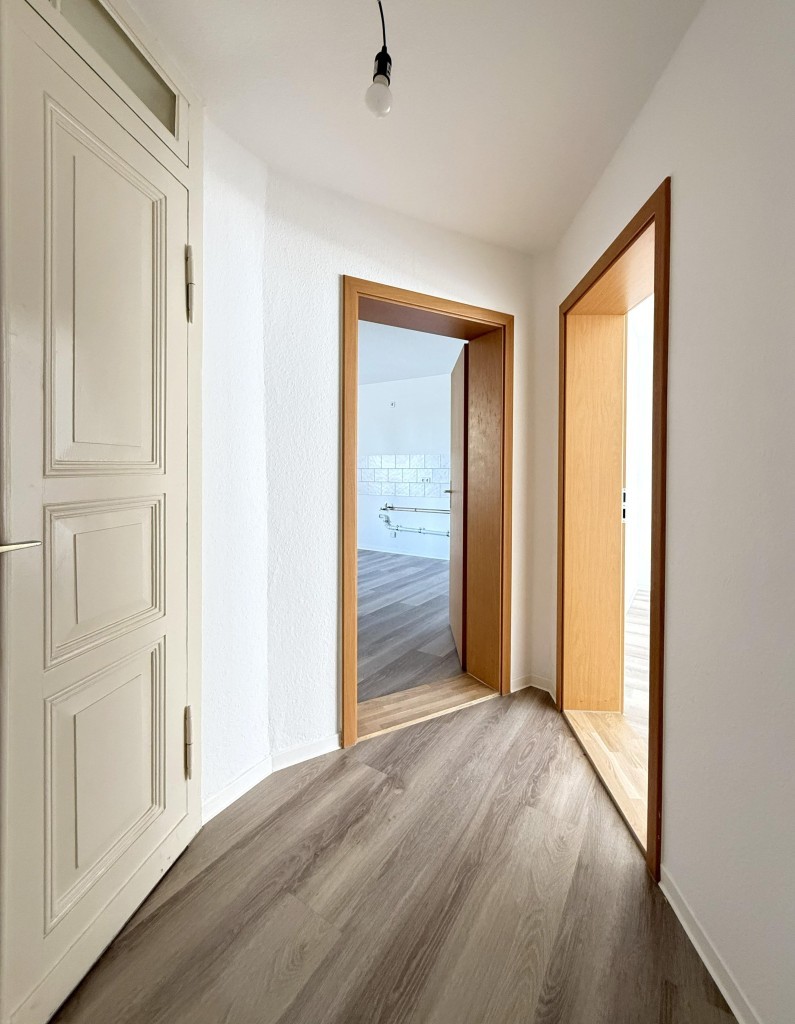 Wohnungseingang/Flur mit Zugang Wohnzi + Küche