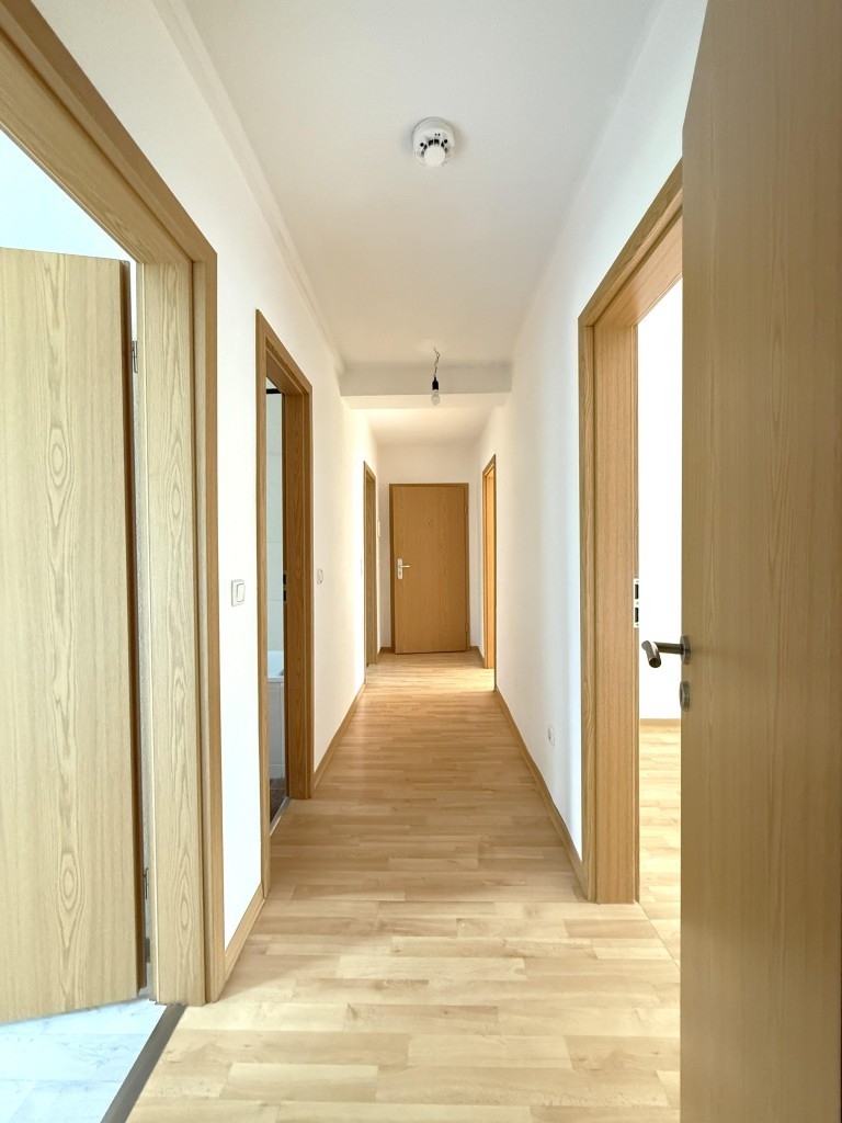 Flur - Blick zur Wohnungstür -