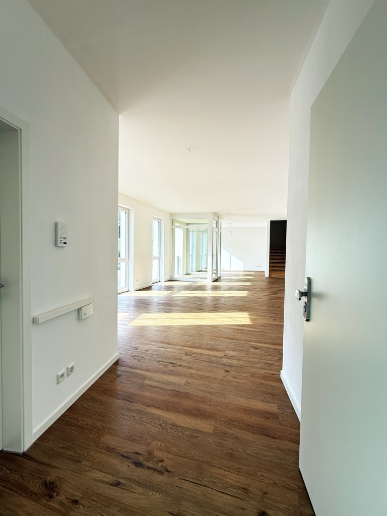 UG: Wohnungseingang - mitten im "Geschehen"