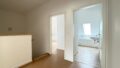 DG: Flur mit Blick ins Bad + Zimmer 3 hofseitig