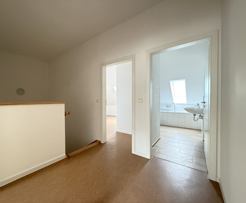 DG: Flur mit Blick ins Bad + Zimmer 3 hofseitig