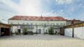 Rückseite/Innenhof/Auffahrt mit Garagen