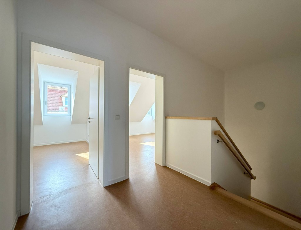 DG: Flur mit Blick in Zimmer 1 + 2 straßenseitig