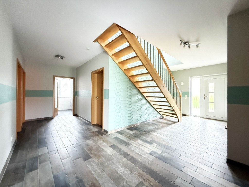 Diele mit Treppe zum Spitzboden/Dachgeschoss
